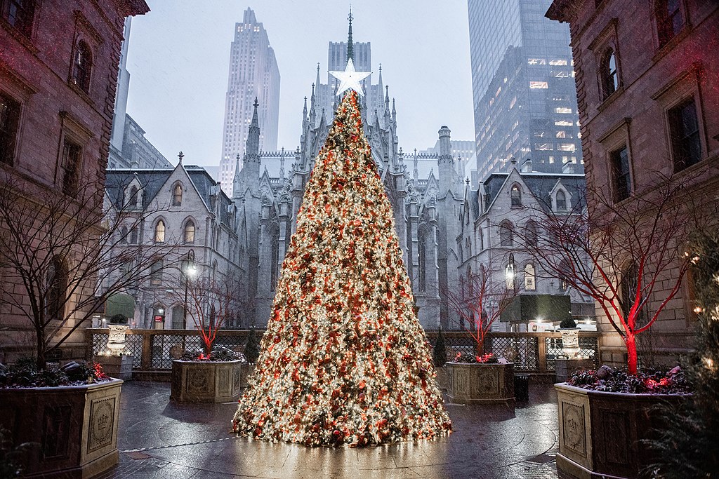 1024px-Christmas_Tree_at_Lotte_Palace_New_York_(50733450867)
