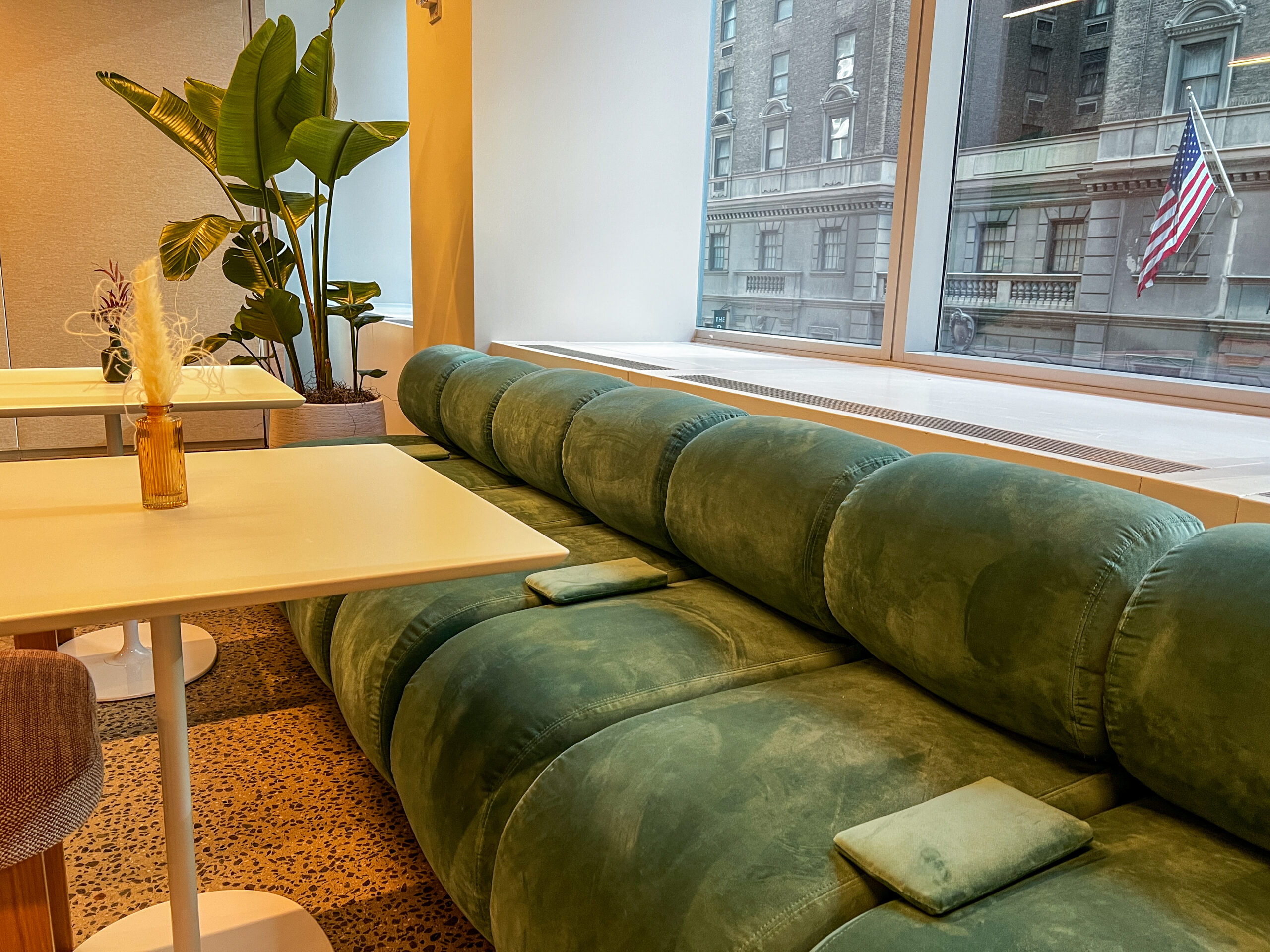 long banquette with window_landscape